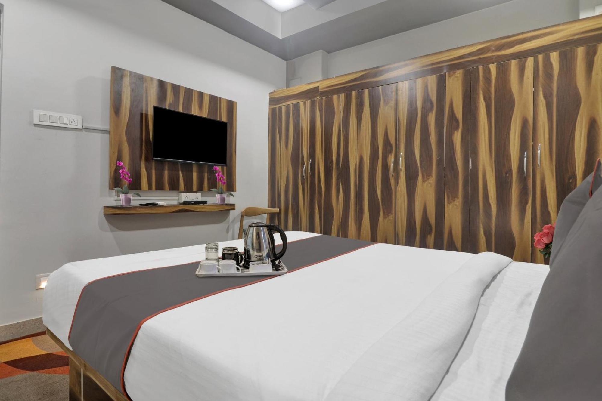 Super Townhouse Rcc Blizz Hotel Kondapur  Exterior photo