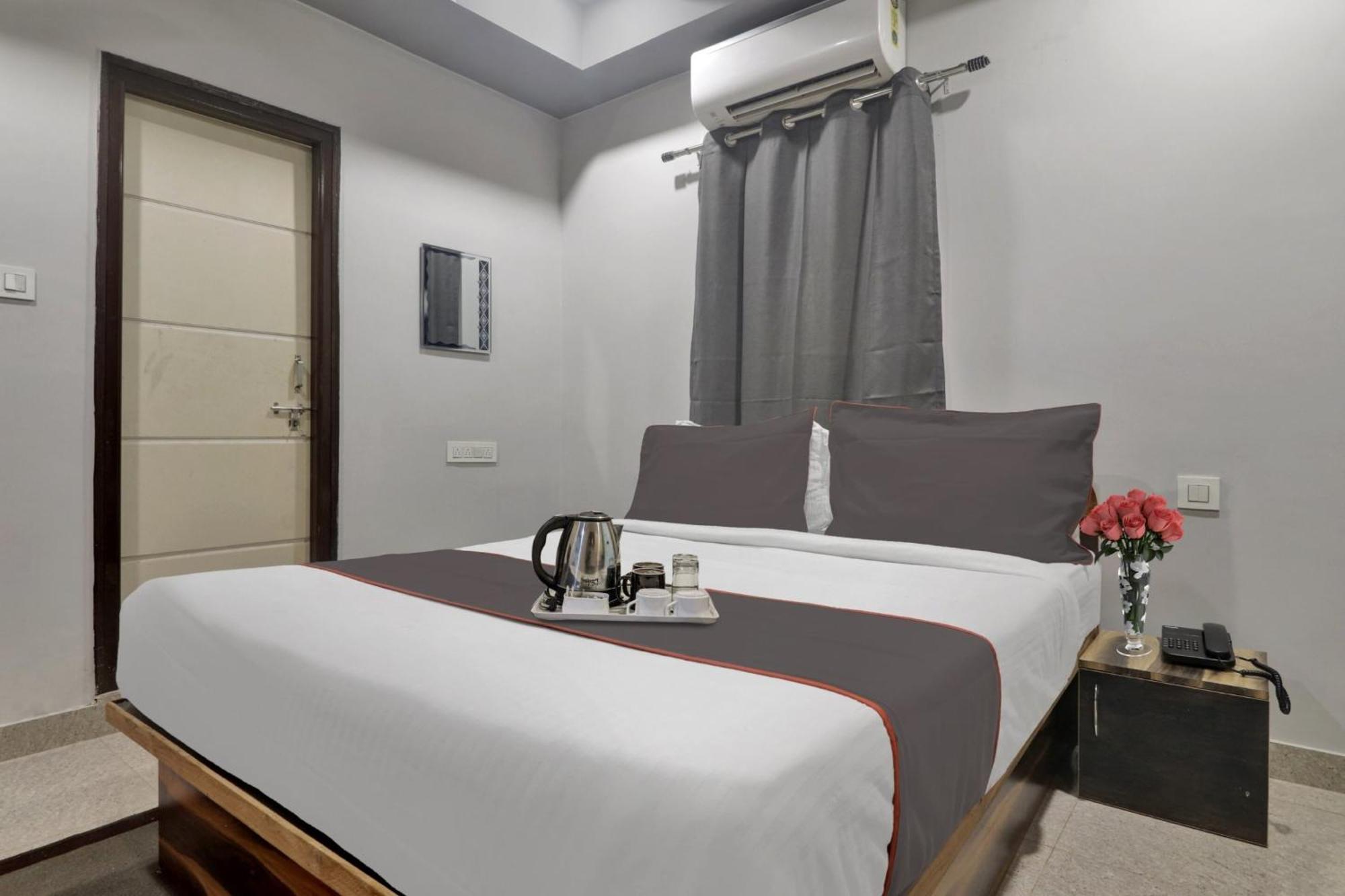 Super Townhouse Rcc Blizz Hotel Kondapur  Exterior photo