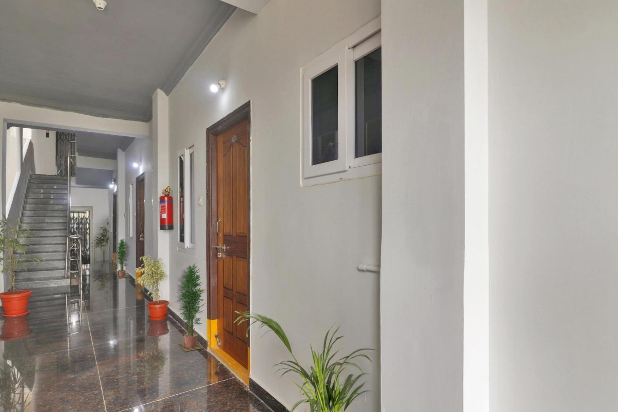 Super Townhouse Rcc Blizz Hotel Kondapur  Exterior photo