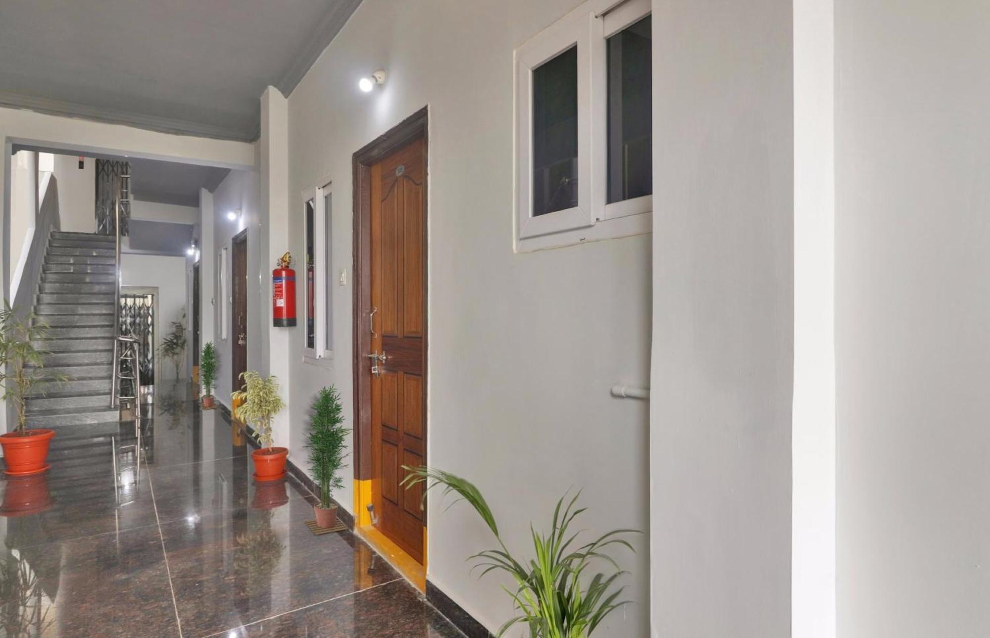 Super Townhouse Rcc Blizz Hotel Kondapur  Exterior photo