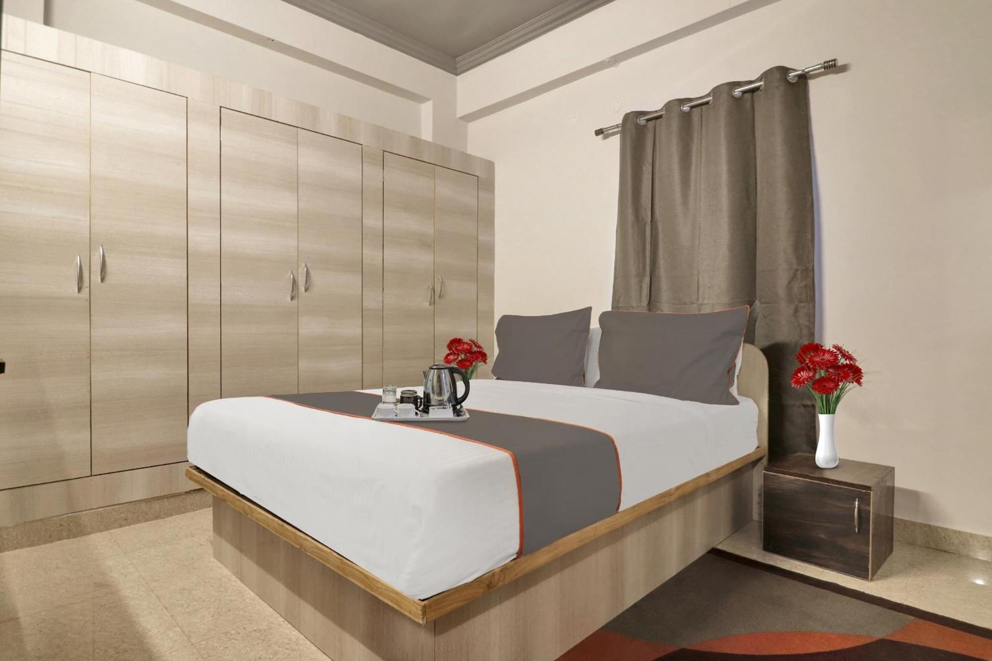 Super Townhouse Rcc Blizz Hotel Kondapur  Exterior photo