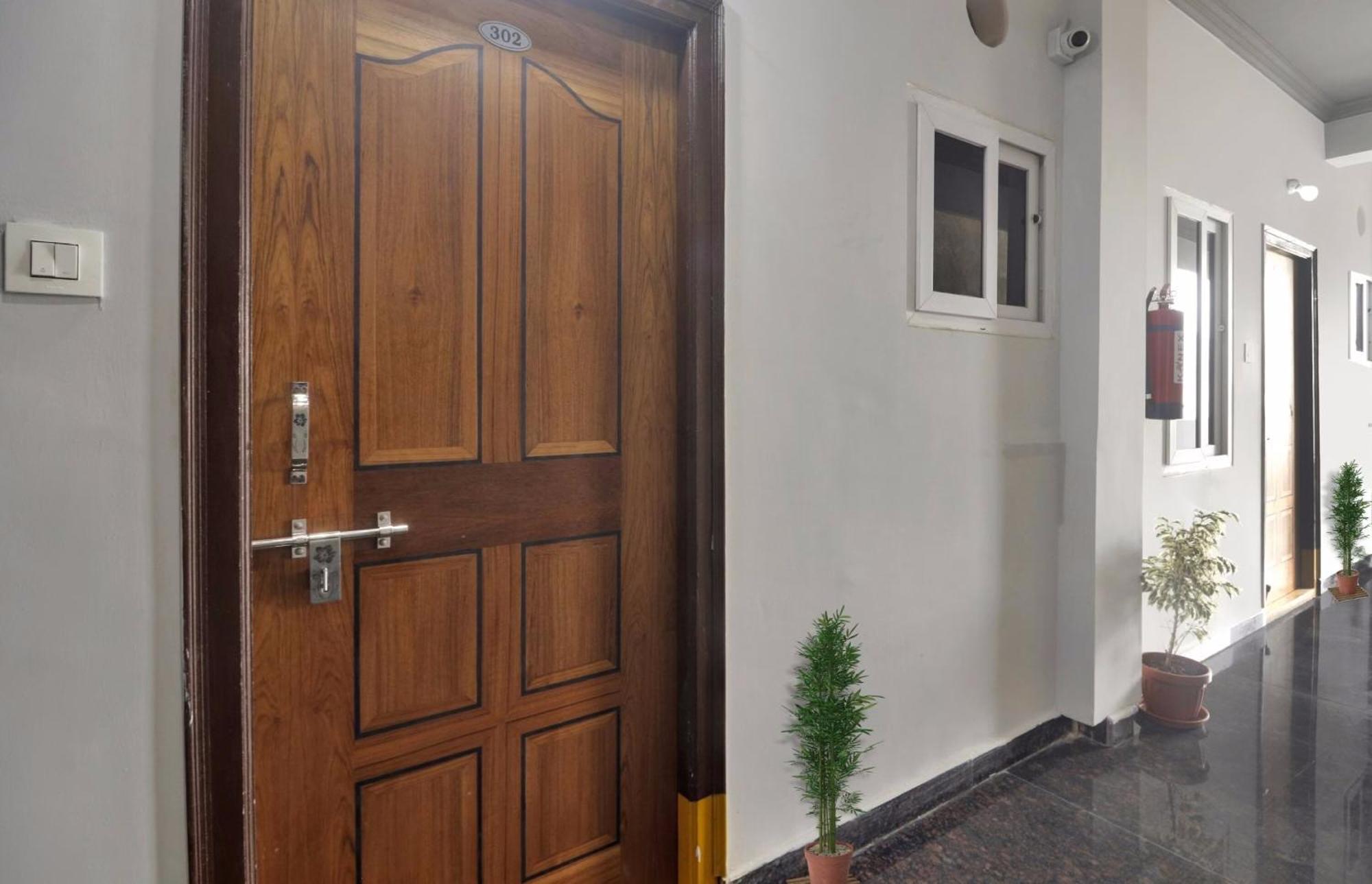 Super Townhouse Rcc Blizz Hotel Kondapur  Exterior photo