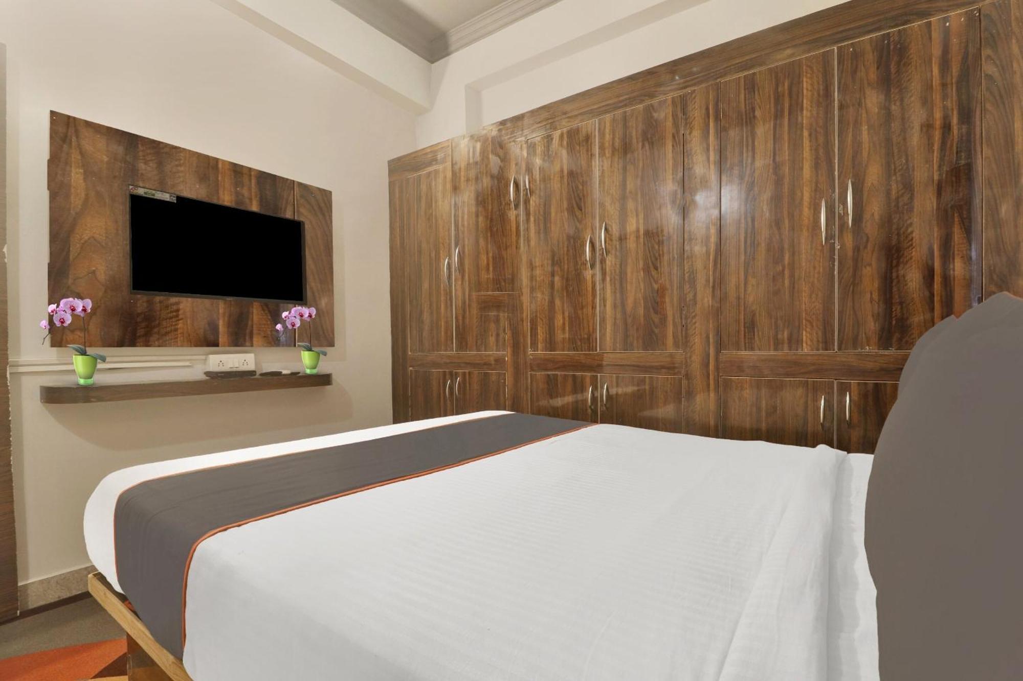 Super Townhouse Rcc Blizz Hotel Kondapur  Exterior photo