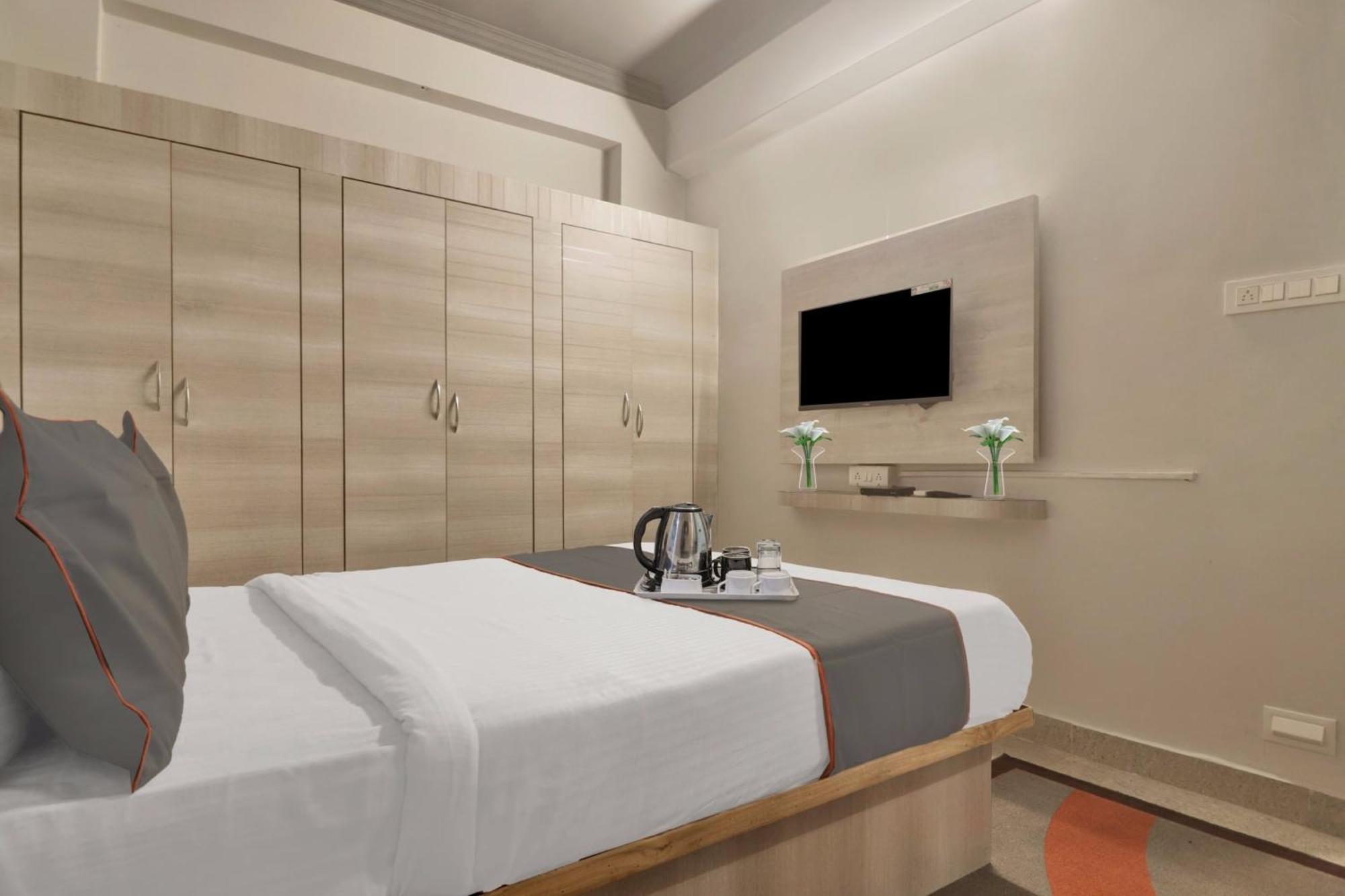 Super Townhouse Rcc Blizz Hotel Kondapur  Exterior photo
