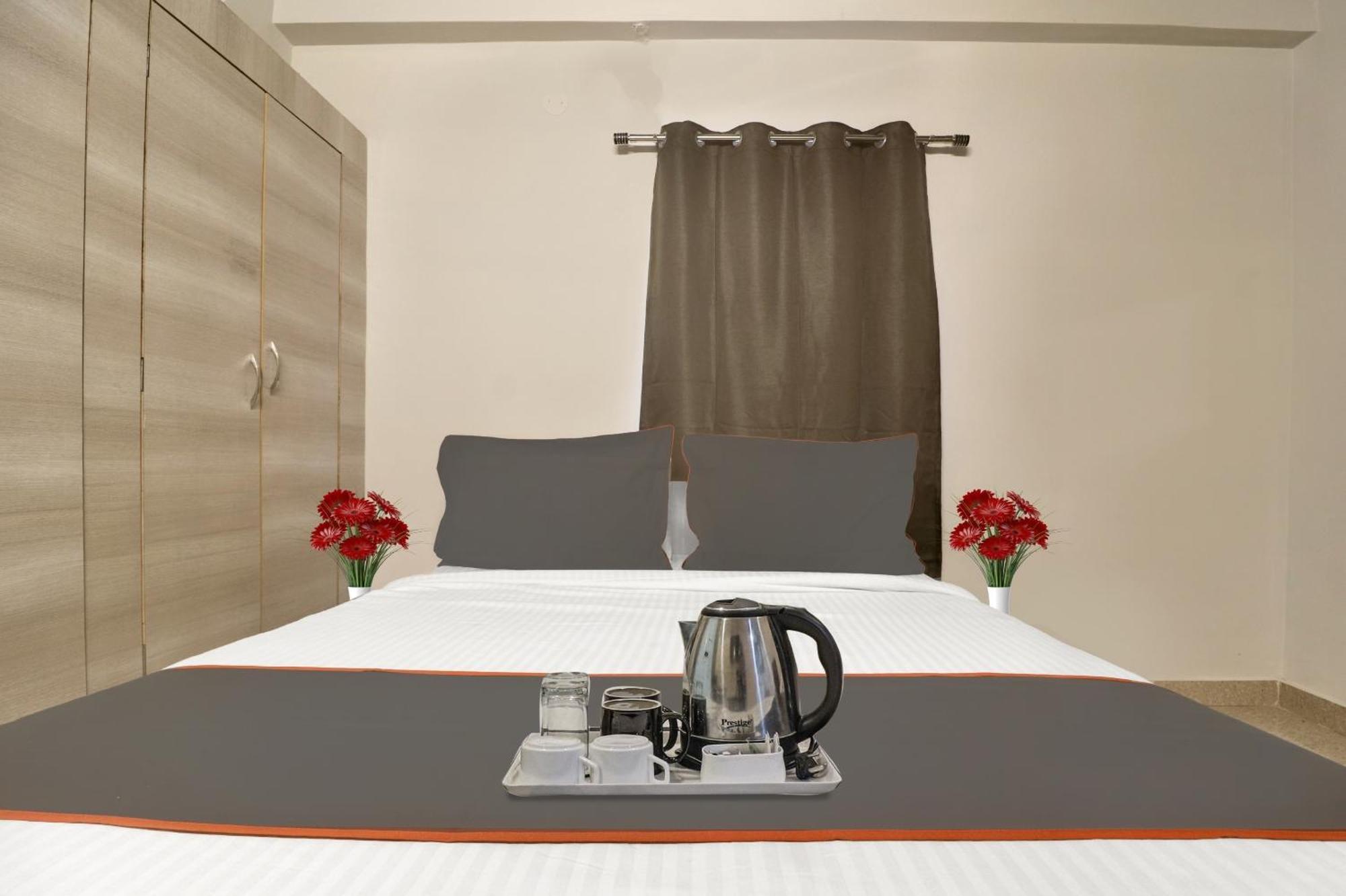 Super Townhouse Rcc Blizz Hotel Kondapur  Exterior photo